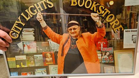 Tämä kuva on otettu Juice ja Sari Leskisen häämatkalta San Fransiscoon vuonna 2004. Kuvassa oleva vaatturimestari Jukka Sundstedtin tekemä oranssi juhlatakki on nyt kehystettynä Juicen kirjastossa.