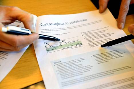 Finanssivalvonnan suositus uudesta velkaantumisrajoitteesta tulee voimaan vuoden 2023 alussa. Kuvassa asiakas asioi Danske Bankissa vuonna 2018.