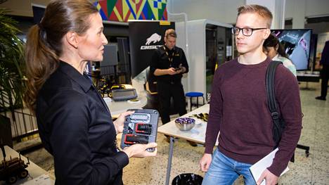 Epecin projektipäällikkö Riikka Lankinen, 46, esittelee yhtiön valmistamaa muiden muassa Ponssen metsäkoneissa käytettävää sulautetun ohjausjärjestelmän komponenttia. Siinä on juuri sopivasti laskentatehoa ohjauskomentojen jakamiseen koneen eri laitteille sekä anturidatan lukemiseen. Automaatiotekniikan opiskelija Jaakko Anjala valmistelee keskustelun myötä työhakemustaan Epecille. Taustalla myös Epecin omistajayhtiön Ponssen Kalle Einola.