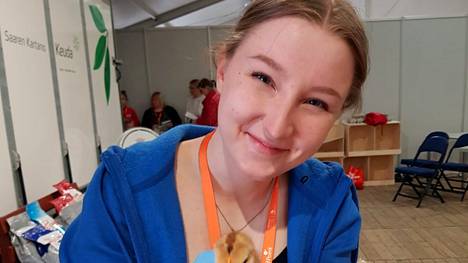 Sastamalalainen Emma Virtanen voitti kultaa Taitaja-kilpailussa. Lajina oli eläintenhoito ja yhtenä tehtävänä kanan terveystarkastuksen tekeminen.