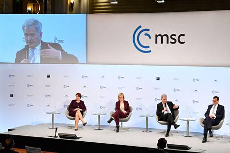 Presidentti Sauli Niinistö puhuu Münchenin turvallisuuskonferenssin paneelikeskustelussa. Siihen osallistuivat myös yhdysvaltalaissenaattori Amy Klobuchar, Britannian ulkoministeri Elizabeth Truss ja Puolan pääministeri Mateusz Morawiecki.