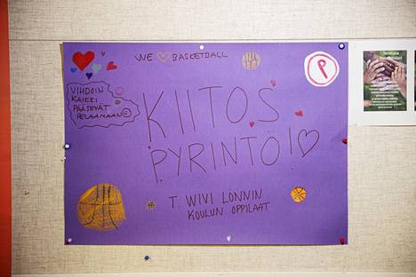 Ilmoitustaululla Pyynikin palloiluhallin seinässä on kiitoskortti Wivi Lönnin koulun oppilailta Tampereen Pyrinnölle.
