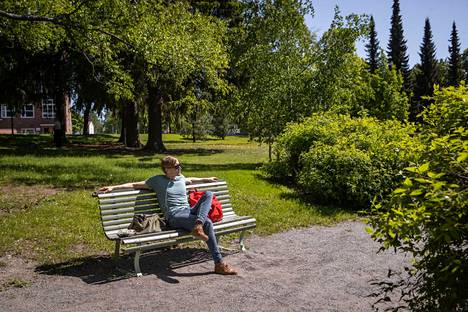 Sorsapuistossa syödyn lounaan jälkeen Petri Heikkilä puhui puhelimessa. Hyvällä säällä hän lounastaa usein tässä puistossa, koska työpaikka on lähellä.