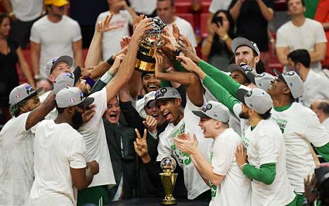 Boston Celtics nosti sunnuntaina NBA:n itälohkon voittopokaalin. Finaaleissa se kohtaa Golden State Warriorsin.