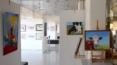 Mänttä-Vilppulan kaupungintalon aulagalleria Vikmanissa on avautunut uusi Autere-opiston kevätnäyttely. Näyttelyssä on esillä opiston aikuisten maalaus-, piirustus-, akvarelli-, grafiikka- ja ikonimaalaus- sekä Taiteen yleisen kurssin oppilaiden töitä. 