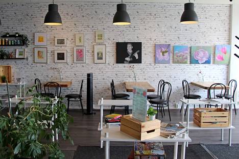 Sinikka Palosaaren teoksia on esillä Food & Cafe Fridassa heinäkuun ajan.