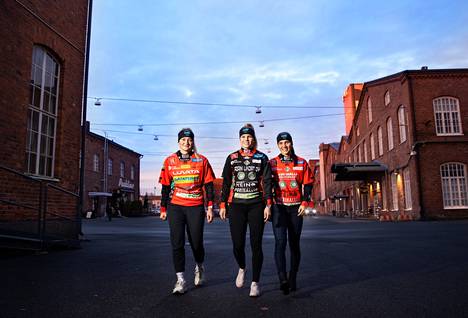 Silja Syrjälä (vasemmalla), Henna Juka ja Eveliina Tuominen marssivat ensi kaudella yhtä matkaa Pesäkarhuissa.