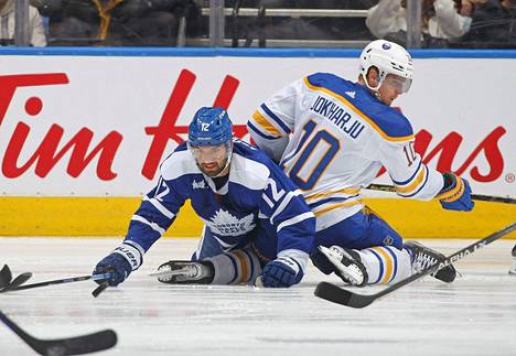 Buffalon Henri Jokiharju teki kauden ensimmäisen maalinsa Montrealia vatsaan. Kuva on lokakuun 19. päivän ottelusta Toronto Maple Leafsia vastaan.