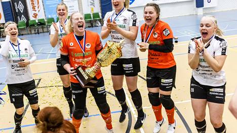 MuSa juhliin naisten futsal-liigan Suomen mestaruutta toisena kautena peräkkäin. Kuvassa vasemmalta Milla Ljungman, Netta Hannula, Siiri Lilja, Elli Helander, Martta Perälä ja Helmiina Luoma.