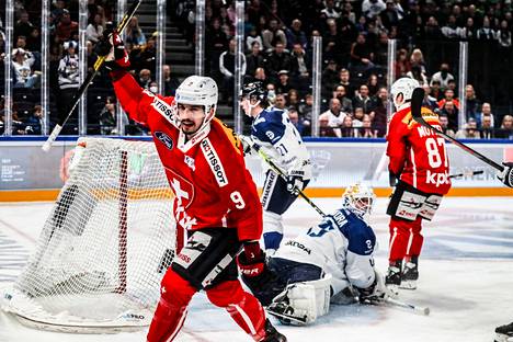 Euro Hockey Tourille nostettu Sveitsi jatkaa EHT-pelejä myös ensi kaudella. Kuva Suomen ja Sveitsin viime torstain ottelusta Tampereelta.
