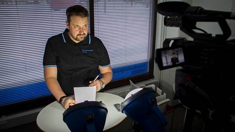Paikallislehden toimittajan työ vaatii moniosaamista. Pekka Söderlund on usein myös kameran edessä, kun videoidaan haastatteluja tai tehdään suoria lähetyksiä päätoimittajan entiseen huoneeseen rakennetussa studiossa.
