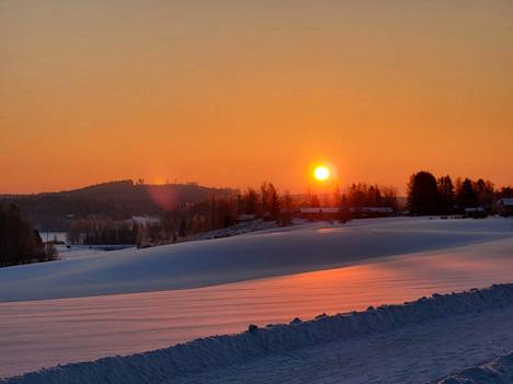 Keskiviikko 22. helmikuuta 2023 kello 8 aurinko helotti suurena ja kirkkaana kirpeässä pakkassäässä Juupajoella.