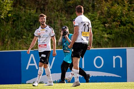Anton Popovitš (vasemmalla) juhli Eero Markkasen kanssa maalia Haka-paidassa 14.8.2020 KuPSia vastaan.