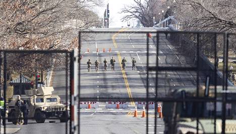 Kansalliskaartin joukot partioivat aidatulla kongressitalon edustalla Washingtonissa perjantaina. Kaupunkiin asetetaan ainakin 20 000 kansalliskaartin sotilasta ja muita turvatoimia, joilla varaudutaan mahdollisiin väkivaltaisuuksiin liittyen Joe Bidenin virkaanastujaisiin.