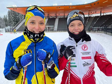 Tosi pitkä sprinttiladuksi. Maaret Pajunoja (vasemmalla) ja Amanda Saari toivoivat testikisan jälkeen, että että SM-kisoissa reittiä lyhennettäisiin.