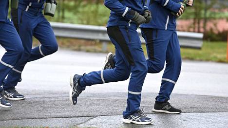 Varussotilaita juoksemassa Porin prikaatissa Säkylässä.