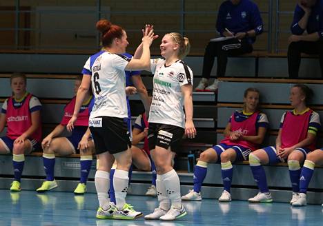 Elina Setälä (vasemmalla) ja Netta Hannula jatkavat kamppailua naisten Futsal-liigan pistepörssin voitosta.