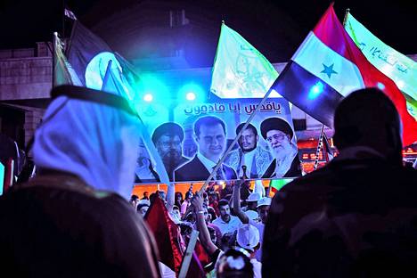 Syyrialaiset heiluttivat 7. toukokuuta lippuja ja kylttiä, jossa esiintyi Hizbollahin päällikkö Hassan Nasrallah, Syyrian presidentti Bashar al-Assad ja Iranin hengellinen johtaja Ali Khamenei. Asiantuntijoiden mukaan Ukrainan sota on vienyt huomion pois Syyriasta.