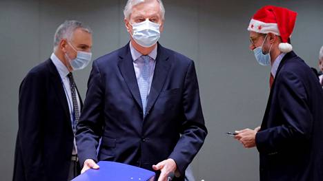 EU:n pääneuvottelija Michel Barnier osallistui EU-lähettiläiden kokoukseen Brysselissä joulupäivänä. Kädessään hänellä on Brexit-sopimusasiakirjat sisältävä kansio.­