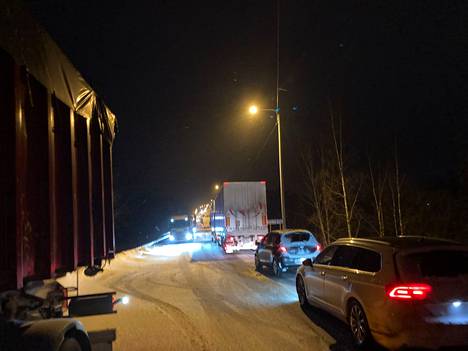 Murhasaaressa paikalla ollut Aamulehden toimittaja Tiia Lesonen kertoi kello 21.16, että paikalla oli toistakymmentä raskasta ajoneuvoa. 
