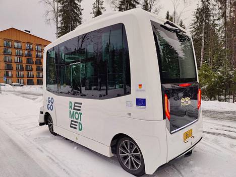 Tällaiset robottibussit liikennöivät nyt Tampereen Hervannassa. Ne kuljettavat ihmisiä ratikkapysäkeille ja sieltä pois.