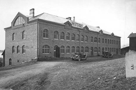 Kangasalan urkutehtaan tiilinen tehdasrakennus valmistui vuonna 1905, kun vanha urkutehdas oli tuhoutunut palossa. Kuva on otettu 1920-luvun lopulla tai 1930-luvun alussa.