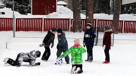Korona-aikaa tai ei, välitunnin lumiset leikit tuovat riemua koulupäivään Keuruun alakoulussa.