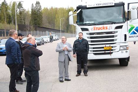 Lielahden Autokeskuksen yrittäjä Mikko Leppälahti ja asentaja Ville Nurmela esittelivät medialle ja yleisölle tiistaina ensimmäistä Viikinlahdessa valmistunutta Scania G440 4x4 raskasta sähkökuorma-autoa.
