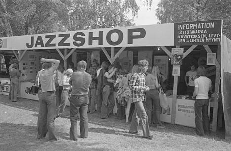 Festivaalin myyntipiste Kirjurinluodossa 1975.