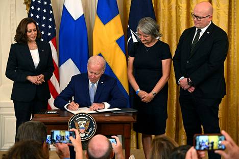 Yhdysvaltain presidentti Joe Biden allekirjoitti Suomen ja Ruotsin Nato-jäsenyyden ratifioinnin lähettiläiden Karin Olofsdotterin ja Mikko Hautalan seuratessa vierestä.