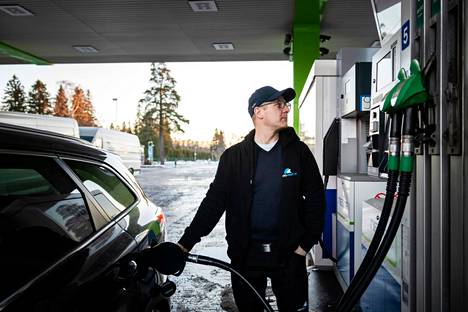 Ukrainan sota nostaa raakaöljyn hintaa, mikä puolestaan näkyy polttoaineen hinnassa Suomessakin. Mika Meriläinen tankkasi tammikuussa dieseliä autoonsa Helsingissä.