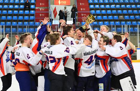 Lempäälän Kisan alle 20-vuotiaiden kokoonpano pääsi nostelemaan ikäluokan Mestiksen voittopokaalia viime viikonloppuna Joensuussa.