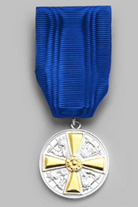 Itsenäisyyspäivänä ansioituneet suomalaiset saavat kunniamerkkejä, muun muassa kuvassa olevan Valkoisen Ruusun 1. luokan mitalin kultaristein.