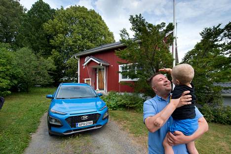 Ilpo Rantanen asuu perheensä kanssa Hyhkyssä isovanhempiensa vanhassa kotitalossa. Kaksivuotias Arvi Rantanen on hyhkyläinen jo viidennessä polvessa.