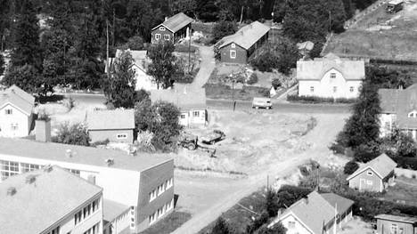 Karhumäen ilmakuvapostikortissa kesältä 1960 näkyy keskellä Kivisen myymälän rakennustöiden aloittaminen. Kuvan vasemmassa alakulmassa näkyy yhteiskoulua, virastotalo rajautuu kuvan ulkopuolelle yläoikealla. Kunnansairaalan tontilla ylhäällä on vielä Kallaksen huvila, joka myytiin purettavaksi lokakuussa 1962.