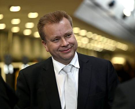 Puolustusministeri Antti Kaikkonen (kesk.).