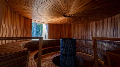 Tyyliä viimeisen päälle. Mäntän Taidesaunan puupaneloinnit ovat lähes hypnoottisia. Saunaa lämmittää suurikokoinen sähkökiuas. Huomaa koillishämäläiseen järvimaisemaan avautuva näköala.