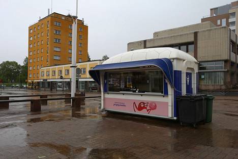 Liikekeskus Koskikaran edessä sijaitsevalla Valkeakosken Retkeilijät ry:n jäätelökioskilla ei oltu käyty perjantaina aamupäivällä kyselemässä virheellisistä veloituksista.