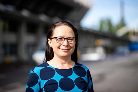 Tampereen kaupungin hoitotyön päällikkö Birgit Aikio kuvattiin Ratinan rokotusyksikön edustalla toukokuussa 2021. 
