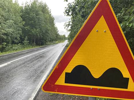 Leikkuuntien pahimmilla vauriokohdilla on varoitusmerkit. Silti asfaltissa olevat teräväreunaiset painaumat ovat yllättäneet autoilijoita ja aiheuttaneet vahinkoja. 