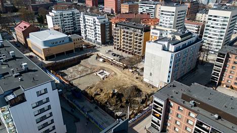 Tampere Mission kymmenkerroksinen asuin- ja liiketalo nousee Tuomiokirkonkadun ja Kyttälänkadun kulmaan kuvan etualalta puretun kuusikerroksisen talon paikalle. Sen viereisen Kyttälänkonnun kerrostalon purkutyöt päättyivät jo maaliskuussa.