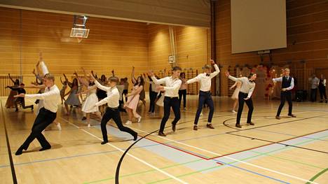 Koskelan yläkoulun 9.luokkalaiset tanssivat vauhdikkaan cha-cha-chaan. Eturivissä vasemmalta oikealle  Aapo Pohja, Pyry Suoranta, Reko Palander, Simo Repo, Eero Aliranta ja Venni Tiistola. 