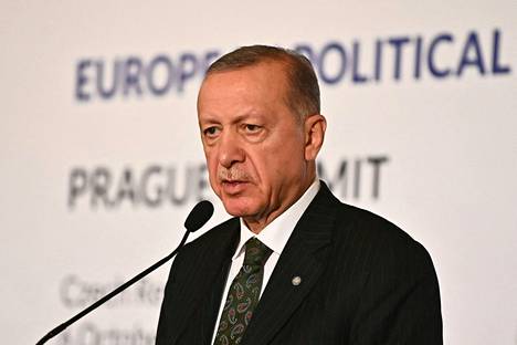 Turkin presidentti Recep Tayyip Erdoğan lehdistötilaisuudessa Prahassa torstaina.
