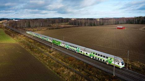 Matkustajajuna IC 45 matkalla pohjoiseen Ryttylän aseman pohjoispuolella Riihimäen lähellä.
