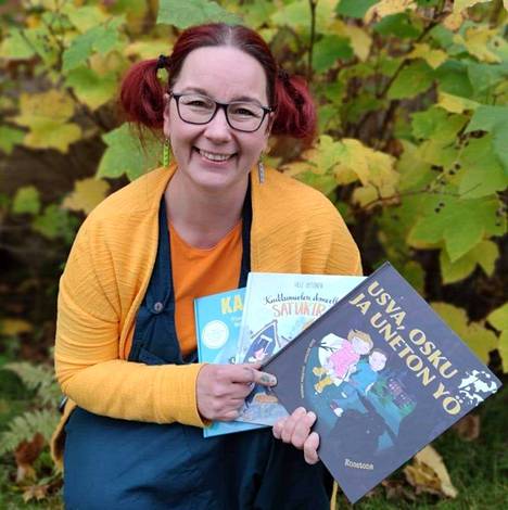Anu-Riikka Lampinen irtisanoutui opettajan virastaan ja kuvittaa nyt työkseen lasten- ja nuortenkirjoja sekä oppimateriaaleja.