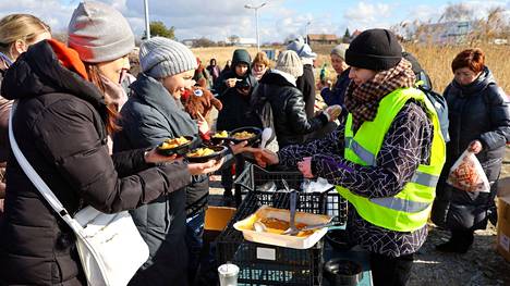 Venäjän hyökkäyksen alettua satoja siviilejä on loukkaantunut Ukrainassa. Vapaaehtoiset jakavat ruokaa rajan ylittäneille pakolaisille 3. maaliskuuta.