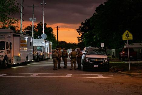 Ainakin 19 lasta kuoli kouluampumisessa Texasissa. Poliisit keskustelivat koulun ulkopuolelle 24. toukokuuta illalla.