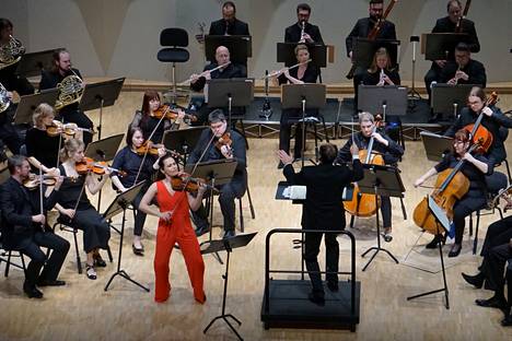 Pori Sinfoniettan Viola virtuosa -konsertin solistina soitti alttoviulutaiteilija Hiyoli Togawa. Konsertin johti ylikapellimestari Tibor Bogányi. 