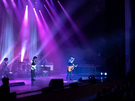 Jeff Beck (vas.) ja Johnny Depp esiintyivät Tampere-talossa kesäkuussa. 