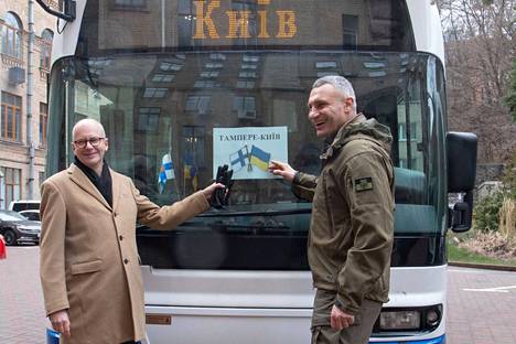 Kiovassa lahjoitusta oli vastaanottamassa Kiovan pormestari Vitali Klytškon lisäksi Suomen Kiovan-suurlähettiläs Jaakko Lehtovirta.